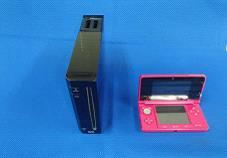 家庭用ゲーム機の例として据え置きゲーム機と携帯ゲーム機が並べられている写真