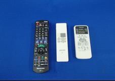 リモコン類の例としてテレビ用、照明用、エアコン用のリモコンが並べられている写真