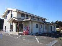 二階建ての白い建物の小林市平川地区コミュニティセンターの写真