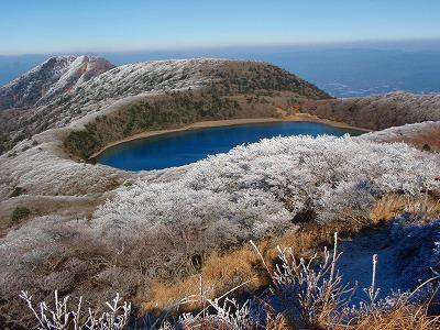 青い湖面と大幡山を上空から撮影した写真