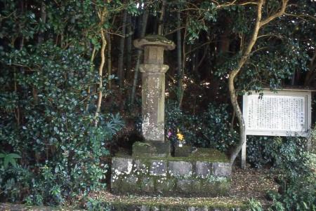 深い緑の木立に囲まれる中ひっそりと建つ炭床六地蔵の写真