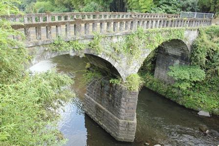 川の水面と石づくりの橋を見下ろす石氷橋周辺の風景写真
