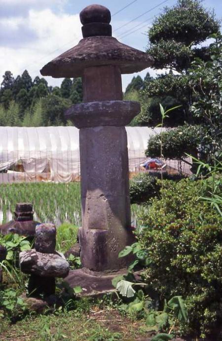 田んぼの脇に構える石で出来た東栗巣野六地蔵の写真