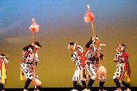 ステージの上で踊りを披露する演者たちの写真