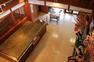 資料館のロビーの様子を高い位置から見下ろすアングルで撮影した写真