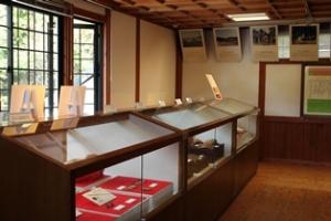 木目調の展示ケースの中に展示物が飾られている一角の写真