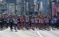 こばやし霧島連山絶景マラソンにおいて、ハーフマラソンの選手達が一斉にスタートしている写真
