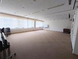 研修室を左入口から見ている様子