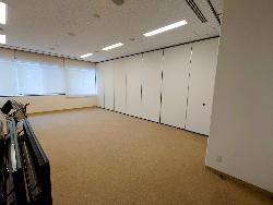 研修室を左入口から見ている様子