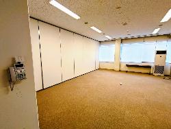 研修室を右入口から見ている様子