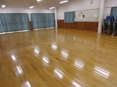 フローリング張りの広々とした大会議室の写真