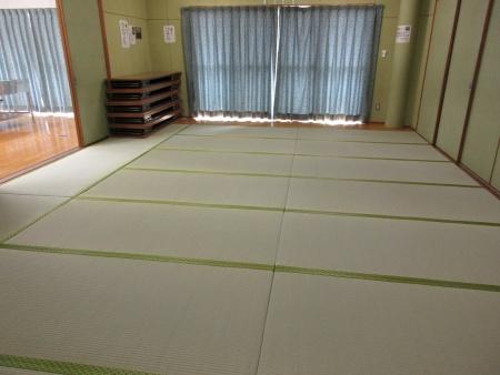 窓にはカーテンがかけられた和室の内観写真