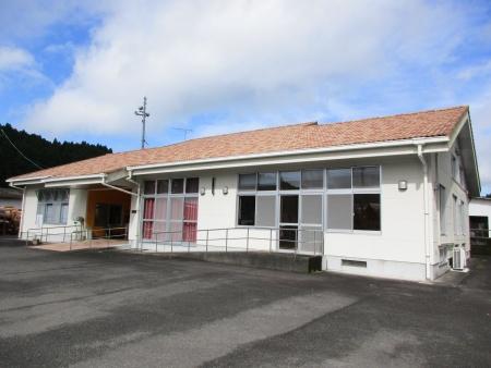 茶色い屋根と白い壁面の紙屋老人福祉館の建物外観写真