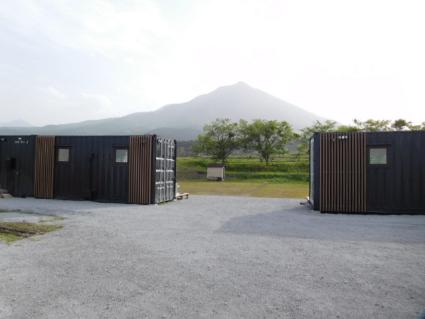 遠くに山と木々が見える通り町の入り口の完成写真
