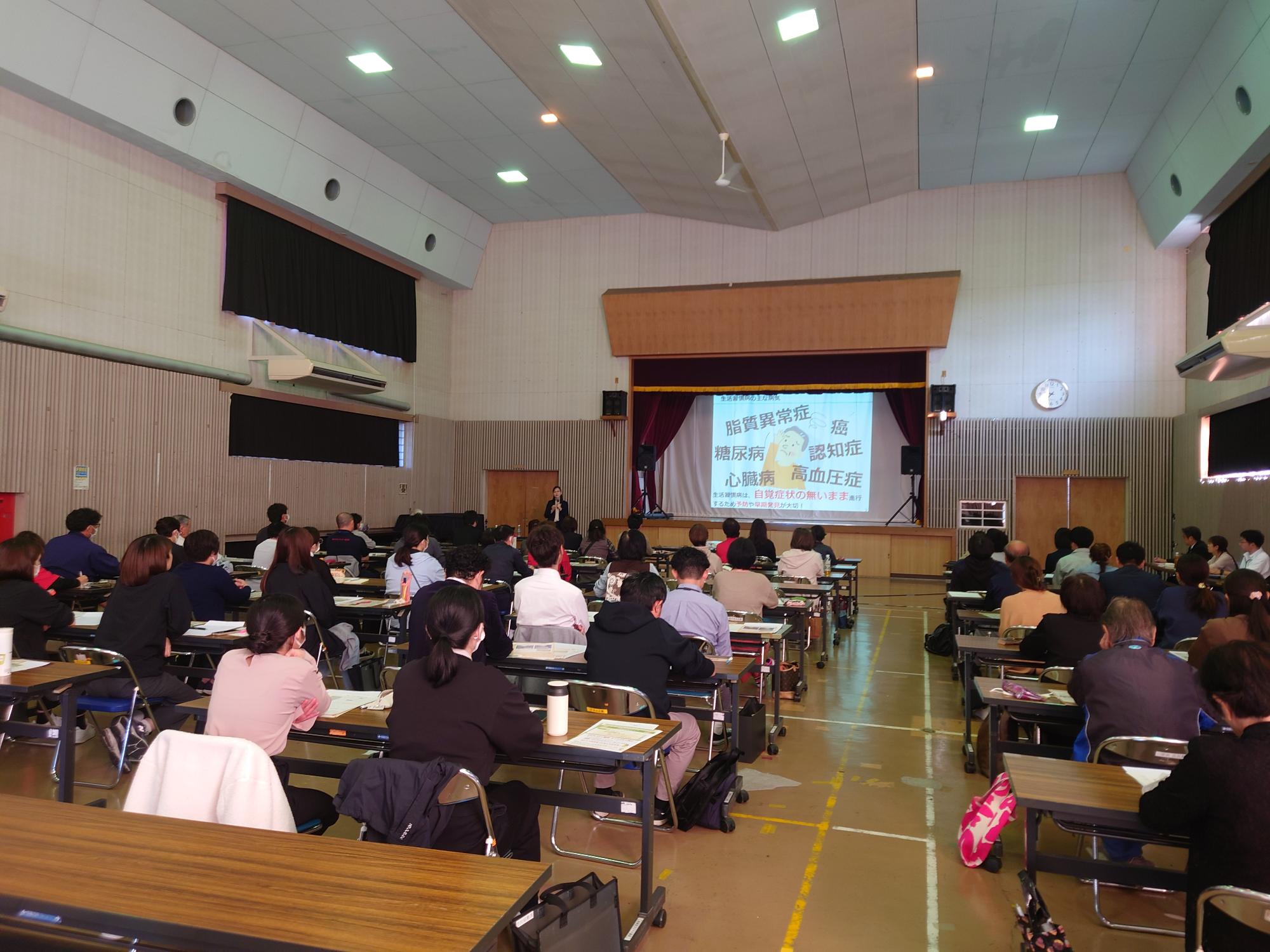 令和6年度の講座で講師の話を聞く受講者の様子