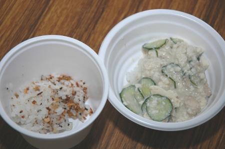 白い容器に盛り付けられたご飯と冷や汁が並ぶ写真