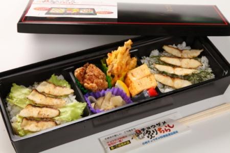 揚げ物や卵焼き、炙りチラシなど具だくさんなお弁当の写真