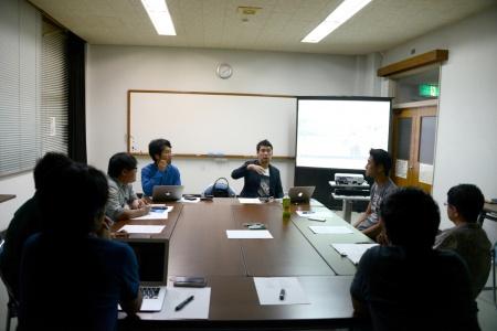 会議室で、関係者が集まって着席している市民ワークショップの写真