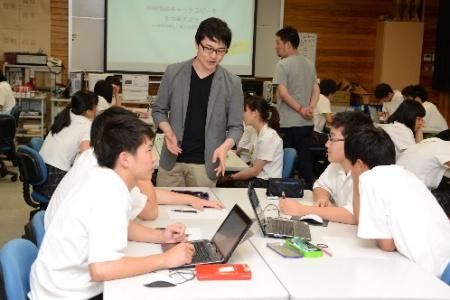 講師が学生たちの学習の様子を見守っている写真