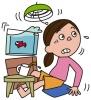 地震で揺れている電灯や家具と慌てている人のイラスト