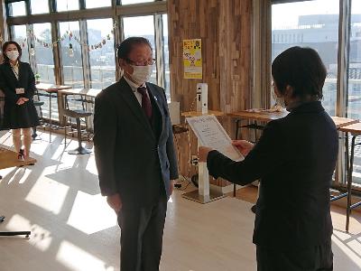 銀賞の池井病院への表彰状授与の様子