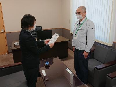 銅賞のNOSAI宮崎西諸センターへの表彰状授与の様子