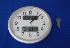 時計類の例として紹介されている文字盤内にデジタルで日付が表示されている壁掛けのアナログ時計の写真