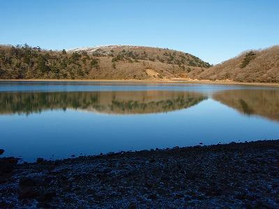 青い空が写りこむ池と大幡山の写真