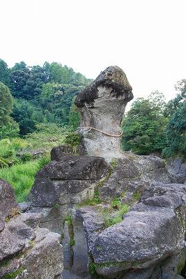 緑に囲まれた大自然の中にそびえ立つ陰陽石の写真