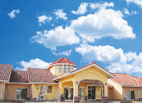 晴れ渡った青空と赤茶色の屋根の建物の写真