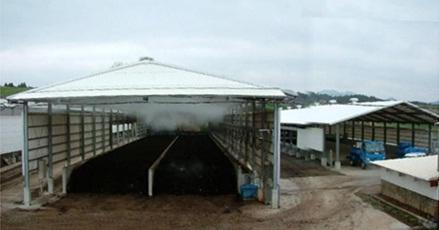 小林市バイオマスセンター内にある堆肥化処理設備の外観を撮影した写真