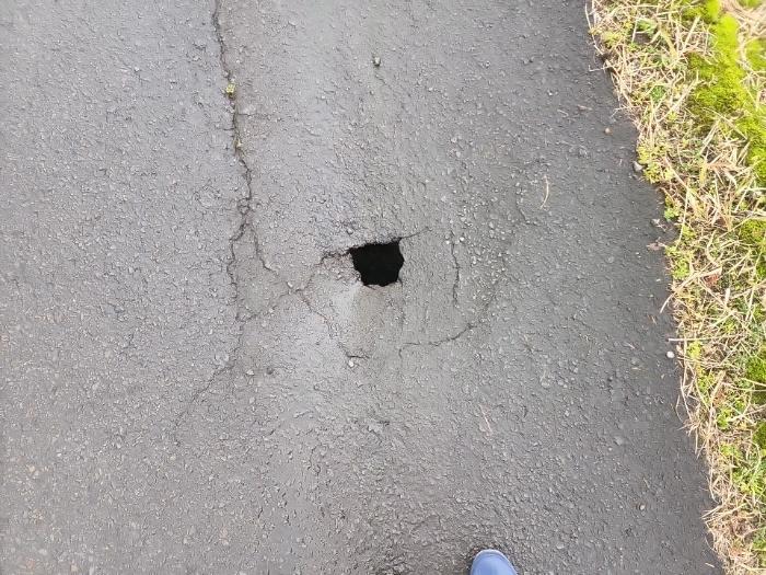 陥没している市道