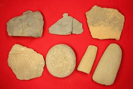 本田遺跡から出土した様々な形状の石器類の写真