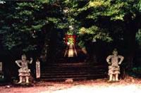 遠くに鳥居が見え、左右には彫像が構えている霧島岑神社の写真