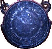 青銅で出来た円形の鰐口の写真