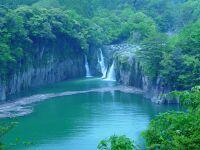緑豊かな大自然に囲まれた須木の滝を遠景から撮影した写真