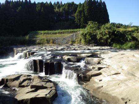 白い飛沫をあげて岩肌を流れる川を撮影した写真