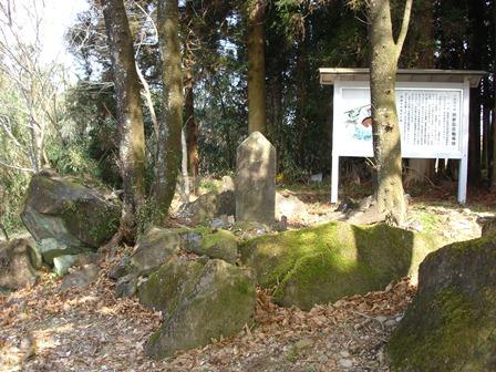 落ち葉や苔のある岩などが積み重なる粥餅田古戦場跡の写真