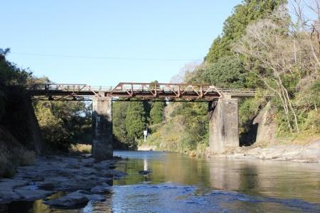 深い木立に囲まれた旧岩瀬橋の全景写真