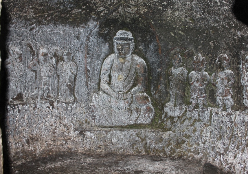 石窟内に彫られた薬師三尊の写真
