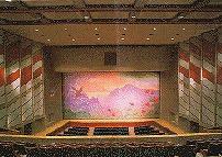 小林市文化会館大ホールの2階客席から舞台のどん帳を撮影した写真