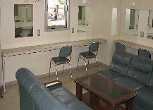 小林市文化会館小ホール内の壁付鏡やソファーなどが完備された控室2の様子を撮影した写真