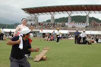 こばやし大運動会においてグラウンドの中央で市民が競技を行っている写真