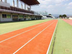 事業により改修された、小林総合運動公園陸上競技場のトラック外側3レーンの写真