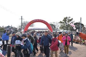 こばやし霧島連山絶景ウオークにおいて、参加者が歩き始める様子の写真