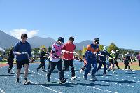 こばやし大運動会において、ラケットボールリレーで競い合う様子の写真