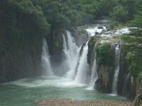 須木の滝、別名ままこ滝の水が湖面に水しぶきをあげて落下している様子の写真