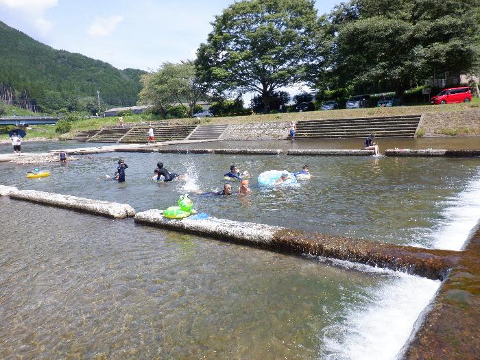 河川プールで泳ぐ子供たち