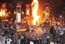 あばれ祭（キリコ夜）にて大多数の人々が大きな火を燃やしている写真