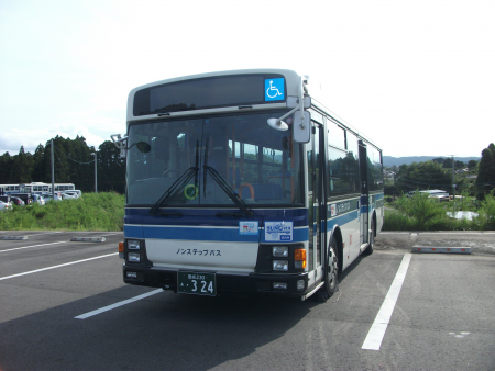 屋外駐車場に止まっている宮崎交通バスの写真